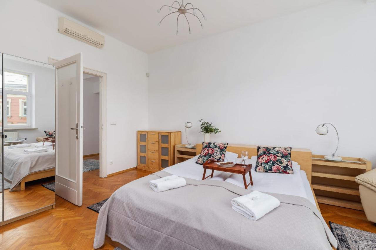 Slowacki Avenue Family Apartments Cracow By Noclegi Renters Krakow Exterior photo